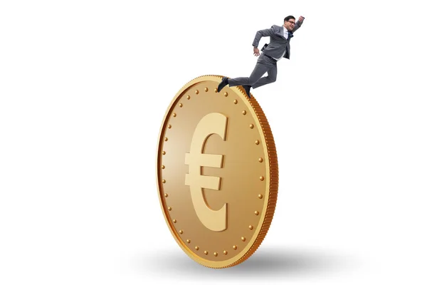 Uomo d'affari con gigantesca moneta d'oro in euro — Foto Stock