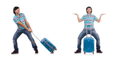 Genç adam beyaz bavullarla seyahat ediyor.