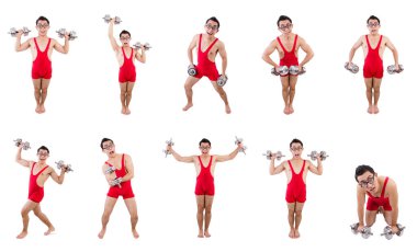 Beyazlar üzerinde dambılları olan komik adam.