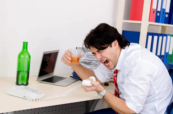 Jovem empresário empregado bebendo no escritório — Fotografia de Stock