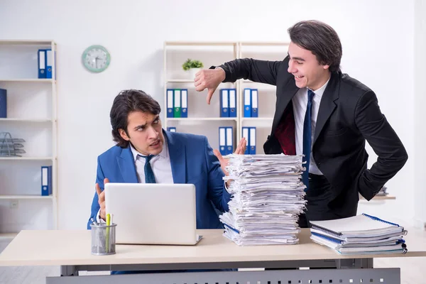 Dois colegas do sexo masculino infelizes com o trabalho excessivo — Fotografia de Stock