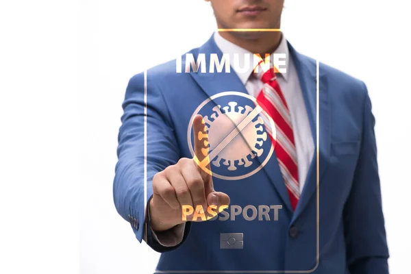 Begrebet immunitetspas - tryk på virtuel knap - Stock-foto