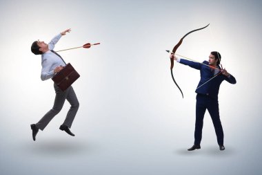 İş adamı ve yay ile iş rekabet konsepti