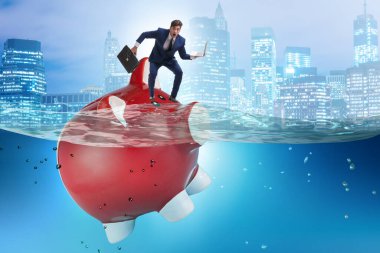 Piggybank ile borç konsepti içinde bir işadamı
