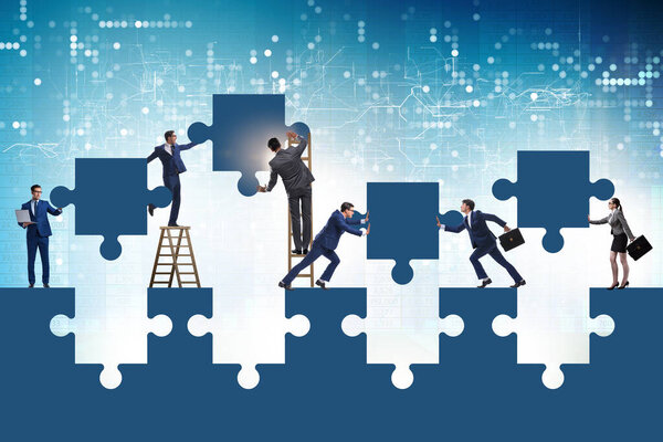 Homme d'affaires dans le concept de travail d'équipe avec puzzle — Photo