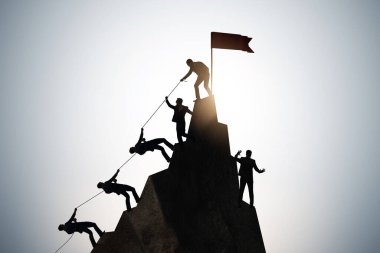 Takım çalışması kavramı dağın zirvesine tırmanıyor.