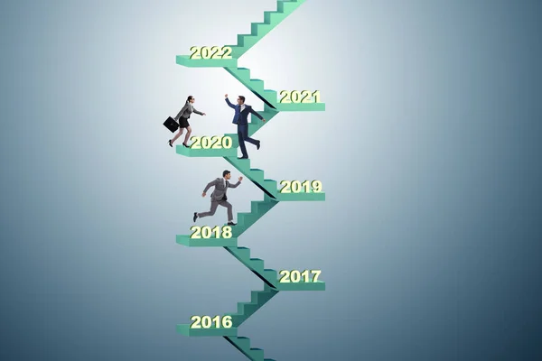 Empresário subir escadas numa base anual — Fotografia de Stock