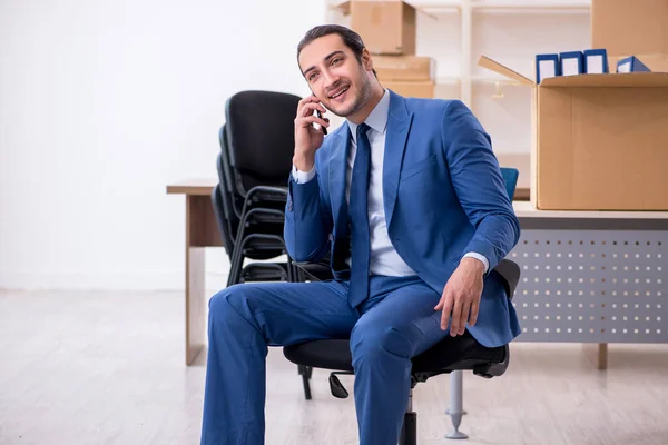 Joven empleado masculino en concepto de reubicación — Foto de Stock