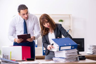 Ofiste çalışan iki çalışan.
