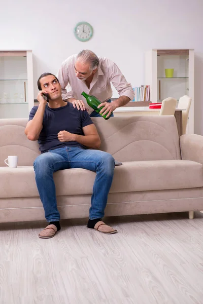 Homem com problema de bebida e a família — Fotografia de Stock