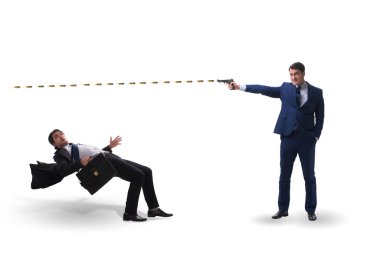 Silahlı bir işadamı rakibini tehdit ediyor.