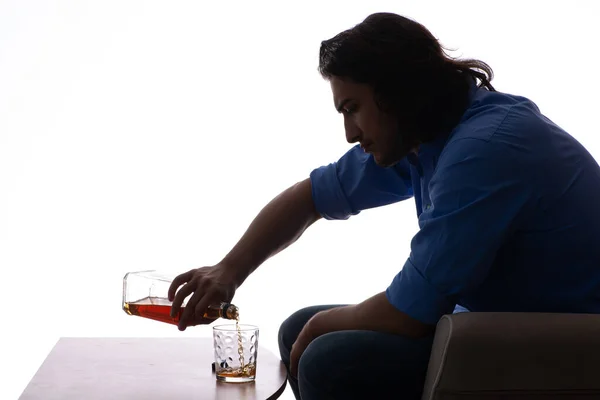 Mladý muž trpící alkoholismem — Stock fotografie
