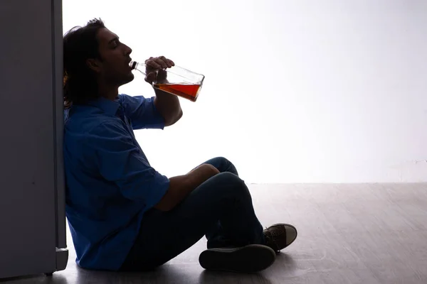 Alkoholizmusban szenvedő fiatalember — Stock Fotó