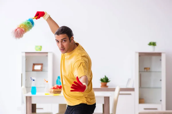 Jonge mannelijke aannemer schoonmaken van het huis — Stockfoto