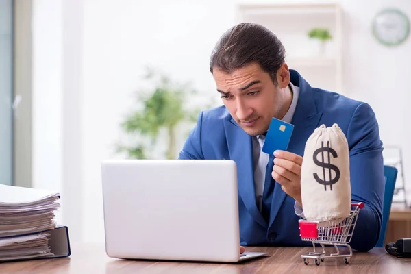 Junge männliche Geschäftsleute im E-Commerce-Konzept — Stockfoto