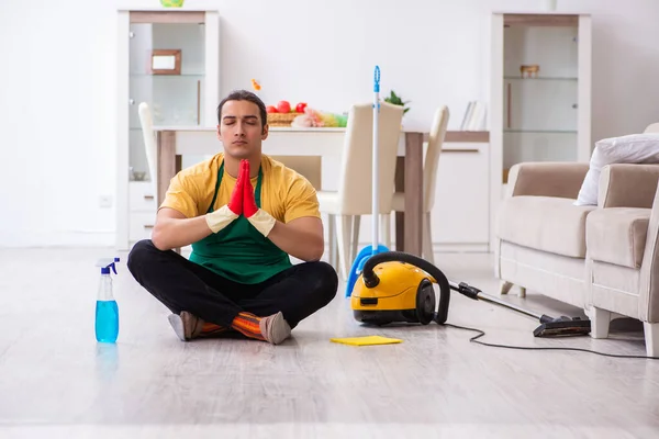 Young male contractor cleaning the house — Stock Photo, Image