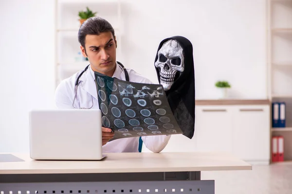 Maschio diavolo medico radiologo che lavora in clinica — Foto Stock