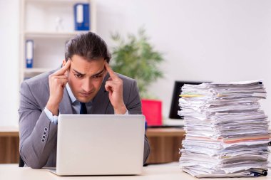 Genç erkek işadamı aşırı işten memnun değil.