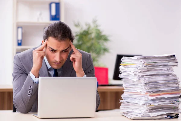 Genç erkek işadamı aşırı işten memnun değil.