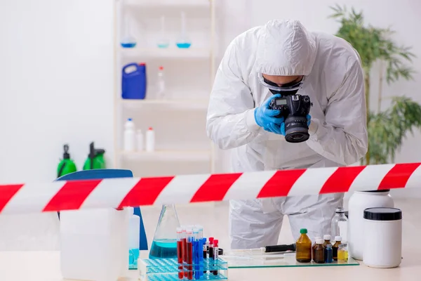 Joven químico masculino trabajando en el laboratorio de medicina — Foto de Stock