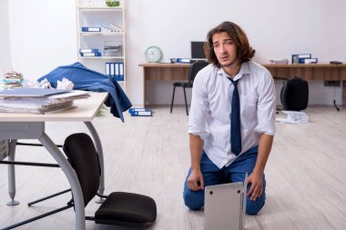 Genç erkek çalışan işinden memnun değil.