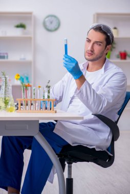 Laboratuvarda çalışan genç bir kimyager.