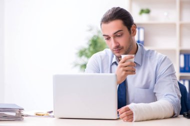 Kazadan sonra iş yerinde yaralanan erkek çalışan