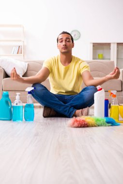 Genç erkek müteahhit evde ev işi yapıyor.