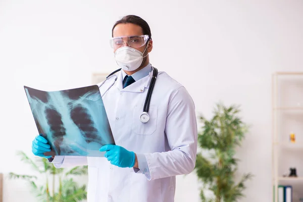 Doutor trabalhando em laboratório no conceito de coronavírus COVID-19 — Fotografia de Stock