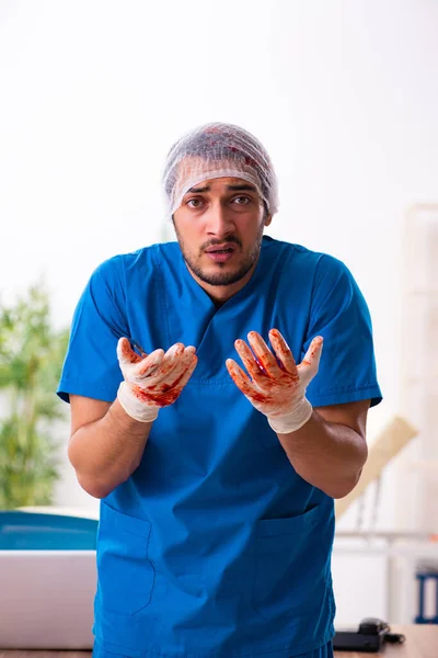 Jovem médico cirurgião em conceito de negligência fatal — Fotografia de Stock