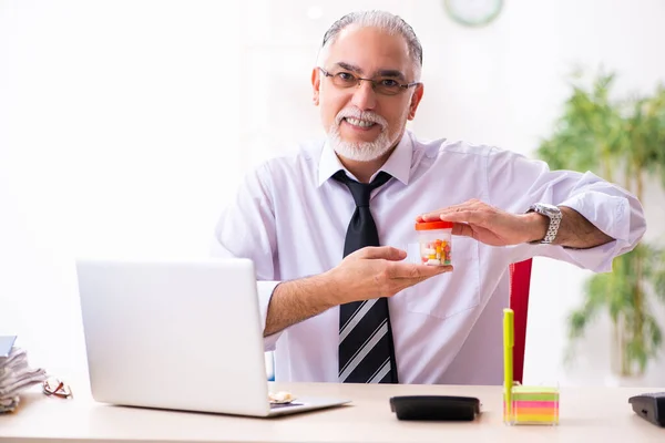 Old sick employee suffering at workplace — Stock Photo, Image