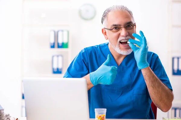 Viejo médico farmacéutico que trabaja en la clínica — Foto de Stock