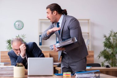 İş yerinde salgın konsepti olan iki çalışan