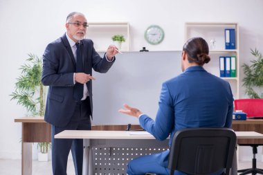 Yound ve eski çalışanlar iş sunumu konsepti