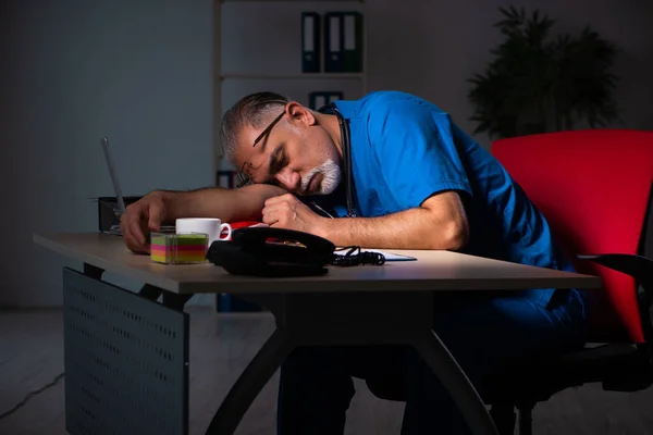 Médecin homme âgé à l'hôpital la nuit — Photo