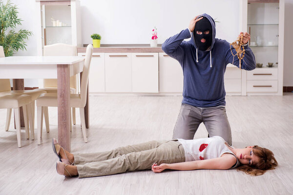 Гангстер и молодая женщина в концепции ограбления
