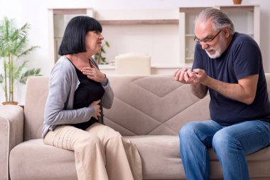 Yaşlı çift evde tartışıyor.