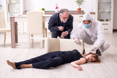 Olay yerinde adli tıp uzmanları var.