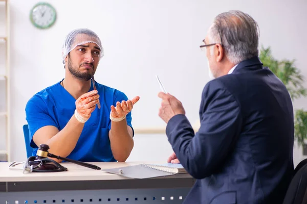 Adliyedeki erkek doktor avukatla toplantıda. — Stok fotoğraf