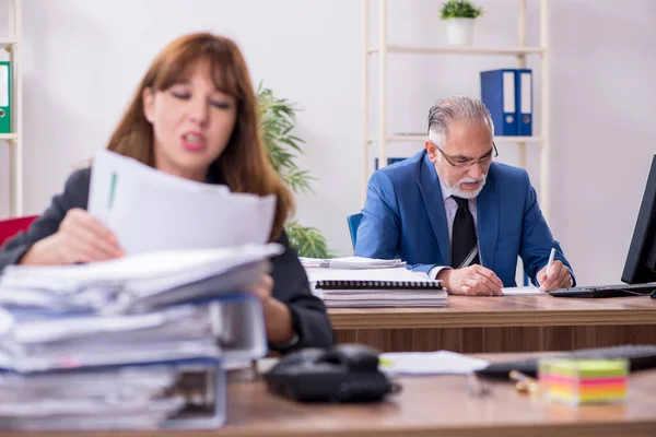 Två anställda som arbetar på kontoret — Stockfoto