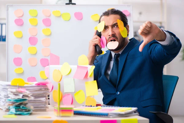 Junge männliche Mitarbeiter in gegensätzlichem Prioritätenkonzept — Stockfoto