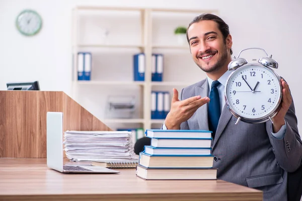 Giovane uomo d'affari che legge libri sul posto di lavoro — Foto Stock