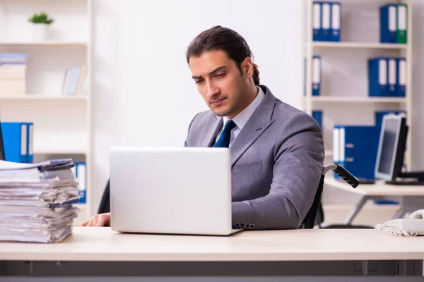 Empleado discapacitado en la oficina — Foto de Stock