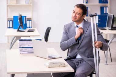 Ofiste bacağı yaralı bir çalışan var.