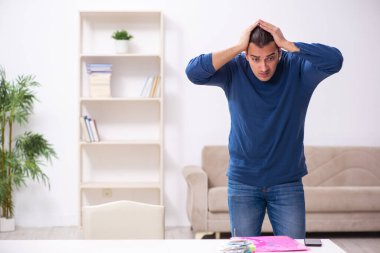 Bütçe planlama konseptinde genç bir adam