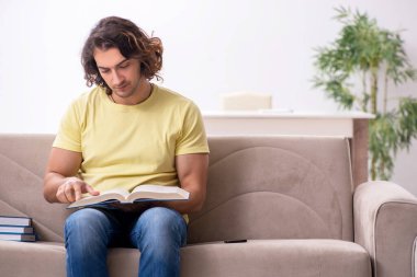 Evde sınava hazırlanan genç bir erkek öğrenci.