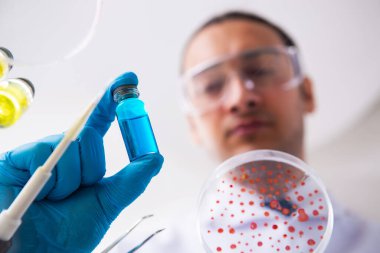 Laboratuvarda çalışan genç bir kimyager.