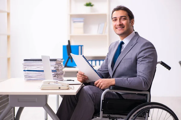 Behinderte Angestellte im Büro — Stockfoto