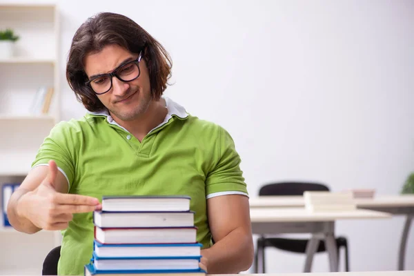 Joven estudiante masculino en el aula — Foto de Stock