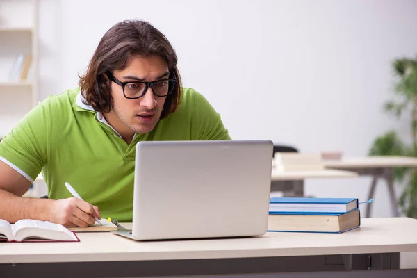 Joven estudiante masculino en el aula — Foto de Stock